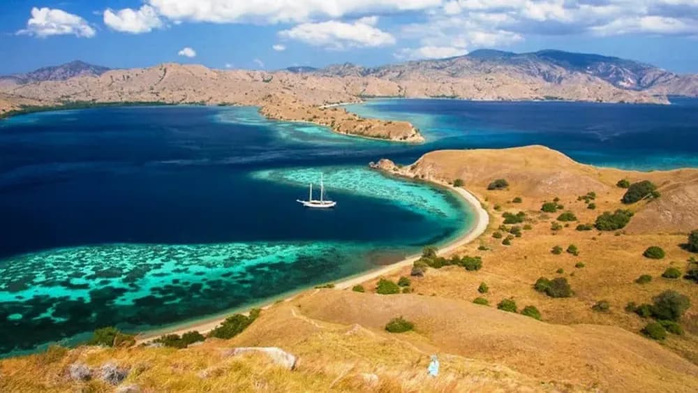 Gili Lawa Island - Background