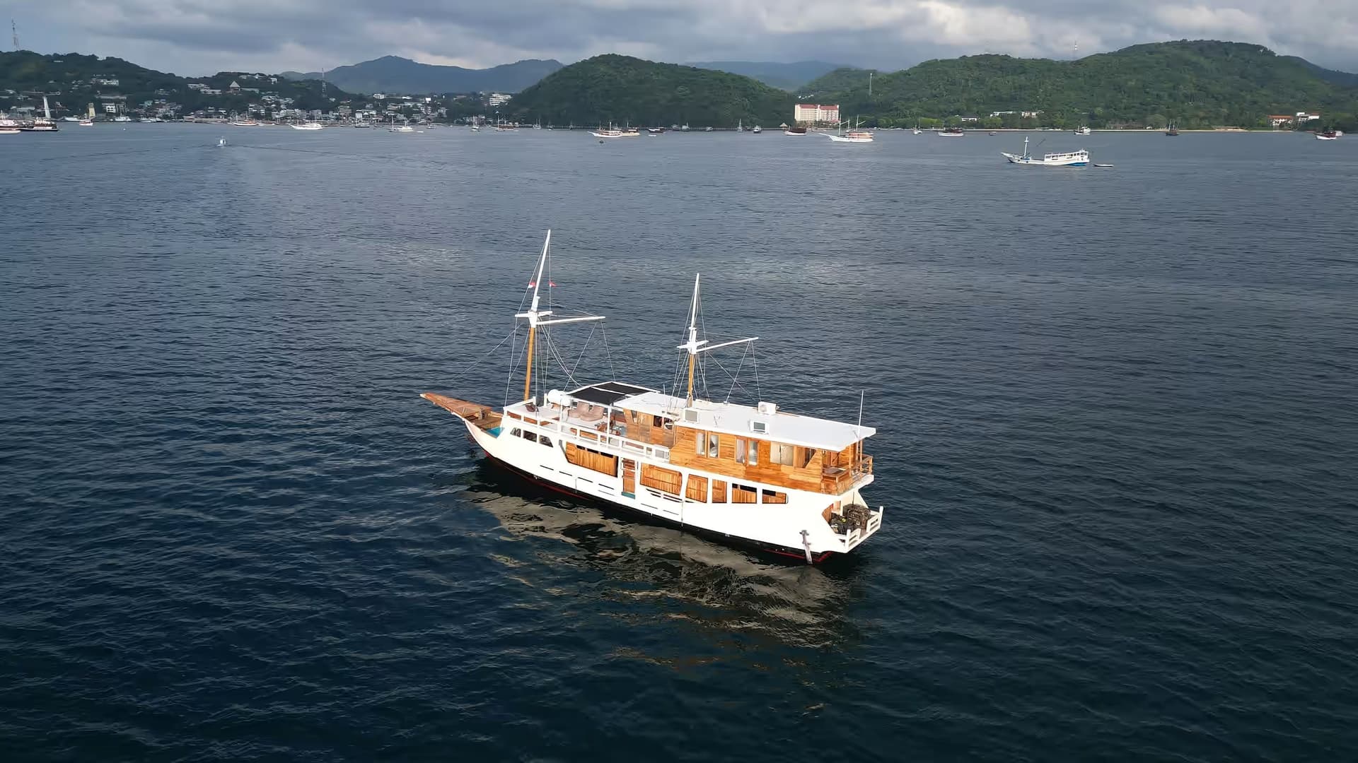 Velora — Phinisi Charter, Komodo