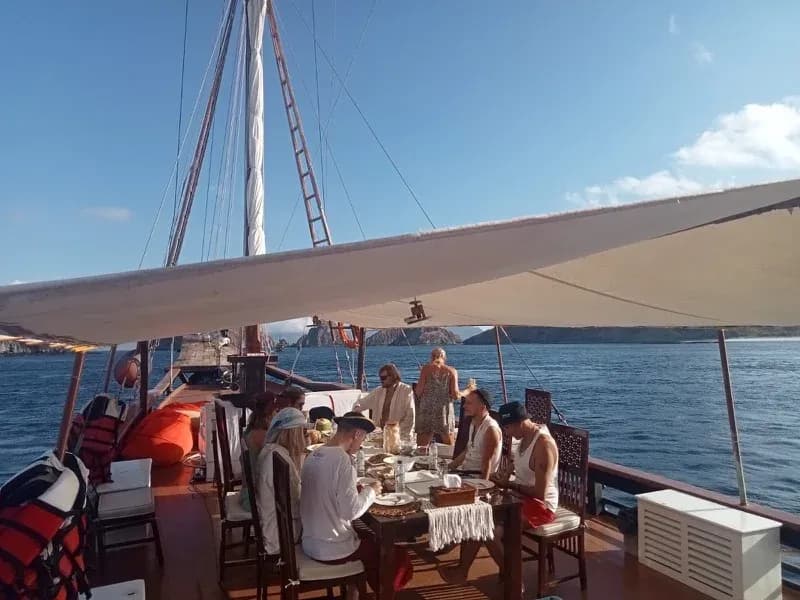Charter em Komodo para Famílias: Itinerário e Iates com Crianças