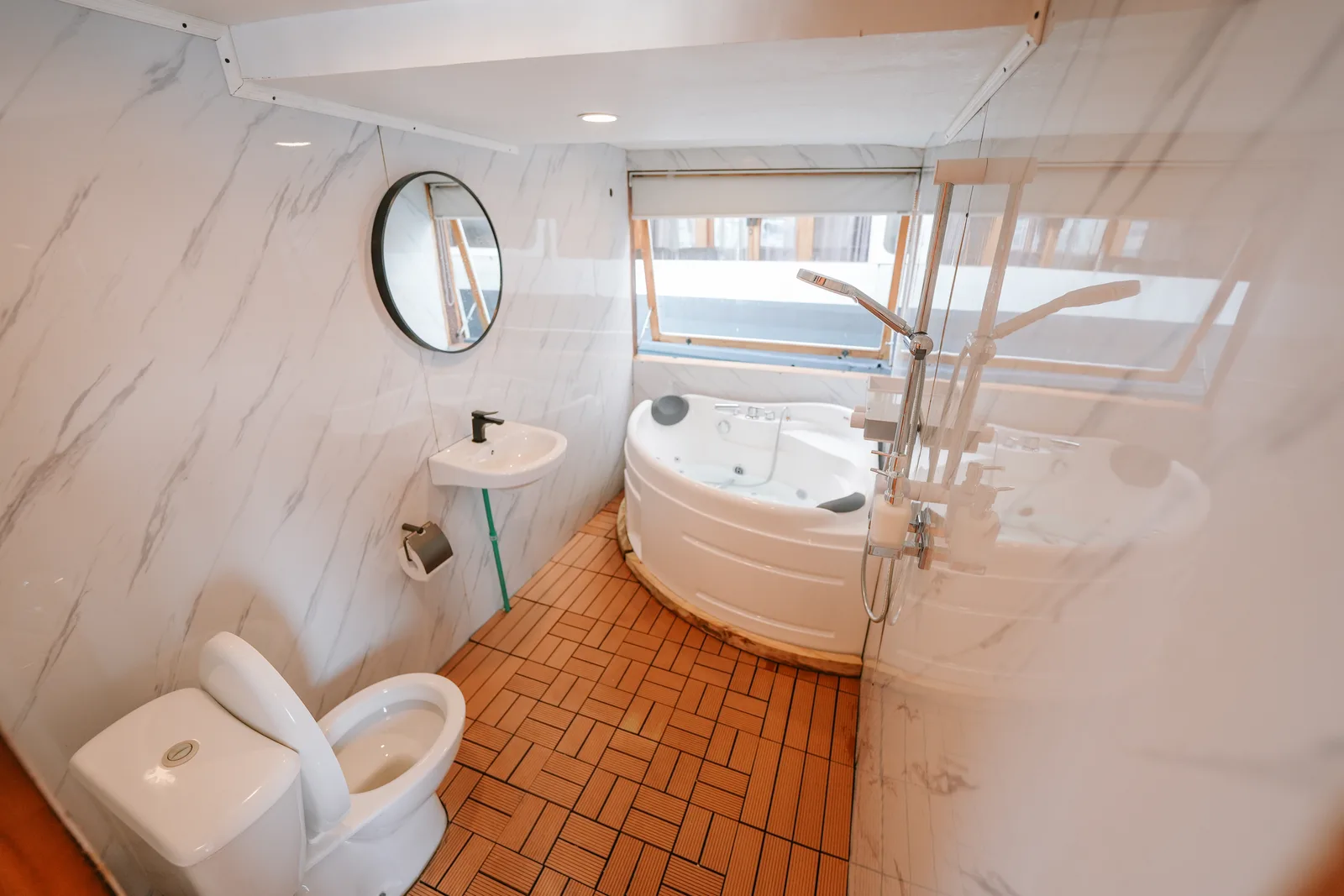 Laut — Legendary Suite - Image 1