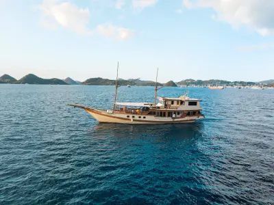 Al Madira Semi Phinisi