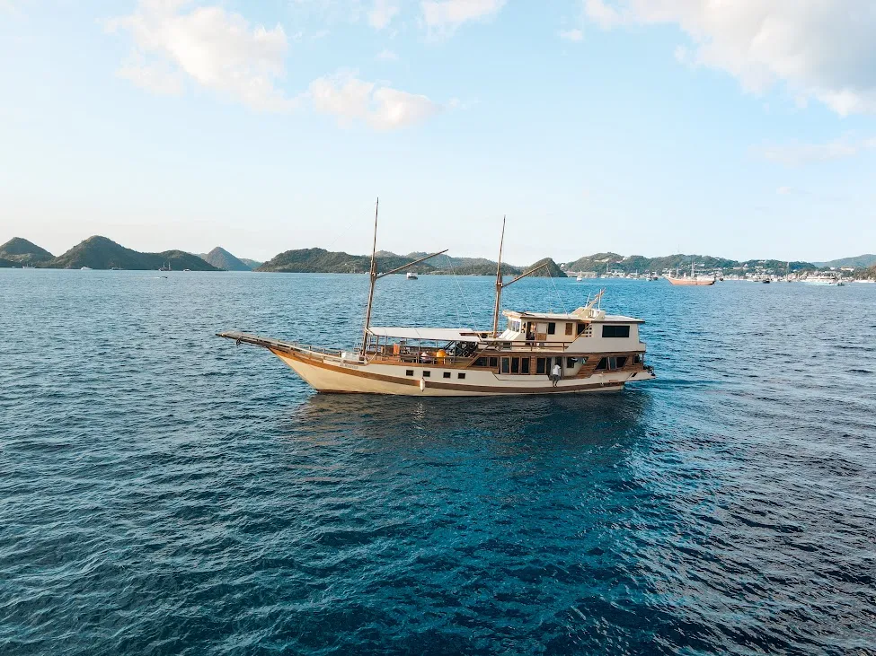 Al Madira Semi Phinisi - Luxury Phinisi Komodo Charter 2026