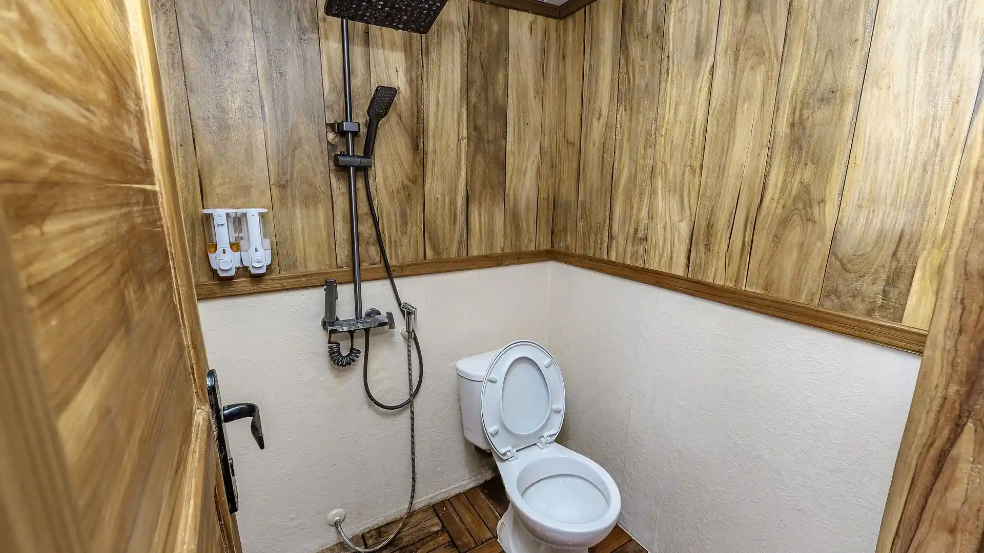 Deluxe Cabin 1 (Maindeck) - Image 1