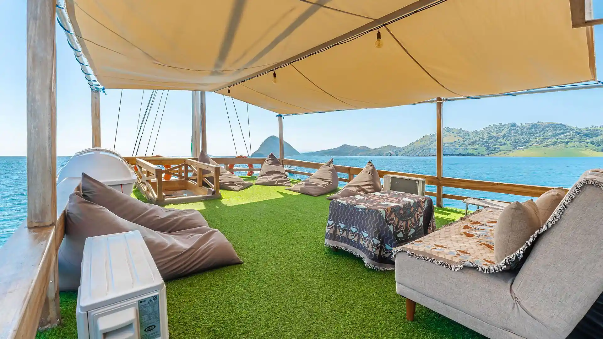 Arora Cruise - Luxury Phinisi Komodo Charter 2026