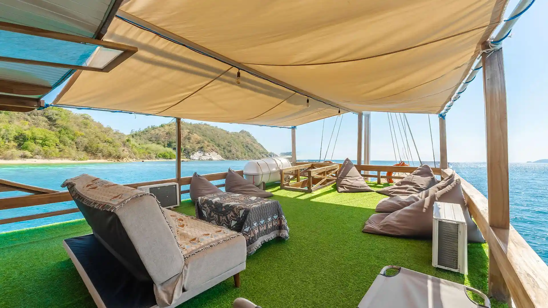 Arora Cruise - Luxury Phinisi Komodo Charter 2026
