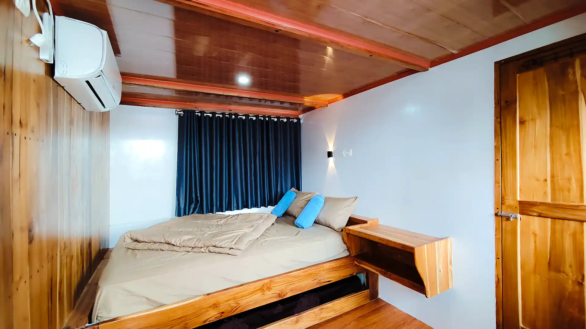 DELUXE ROOM 2 - Image 1