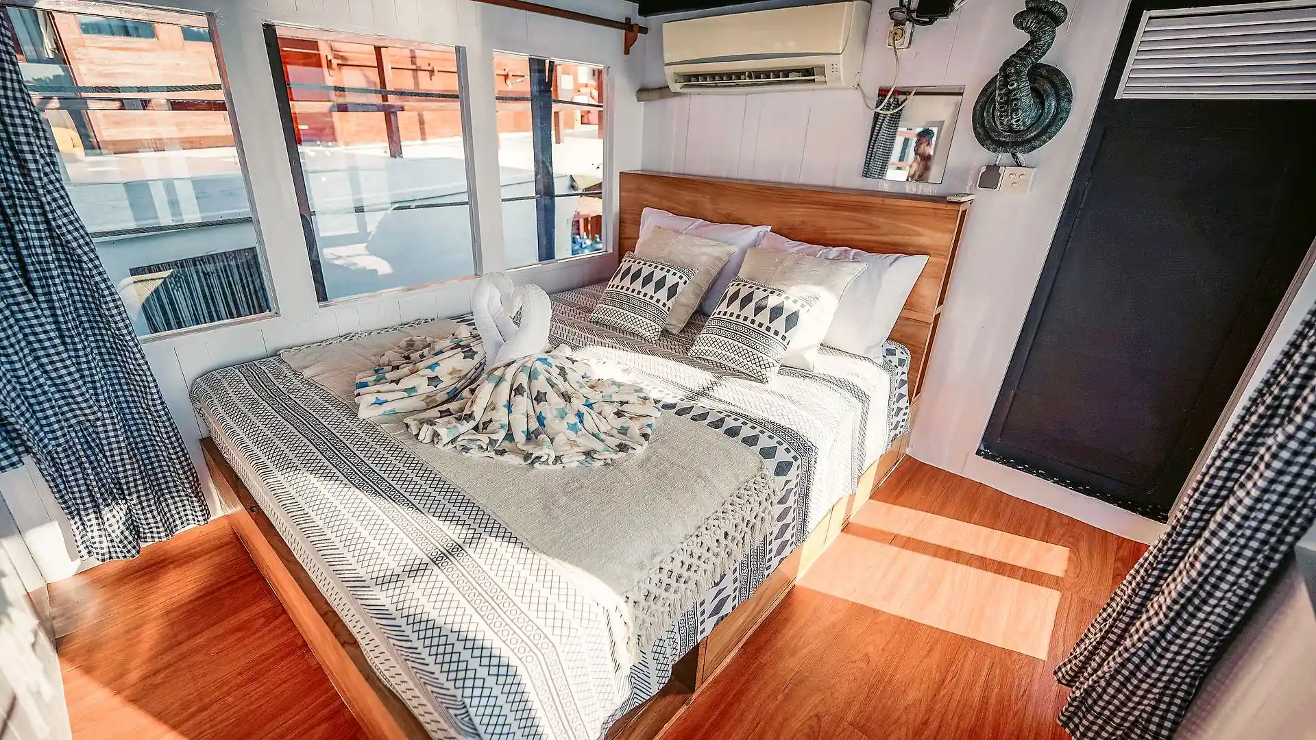 Share Cabin (4 Single Bunk) - Image 1