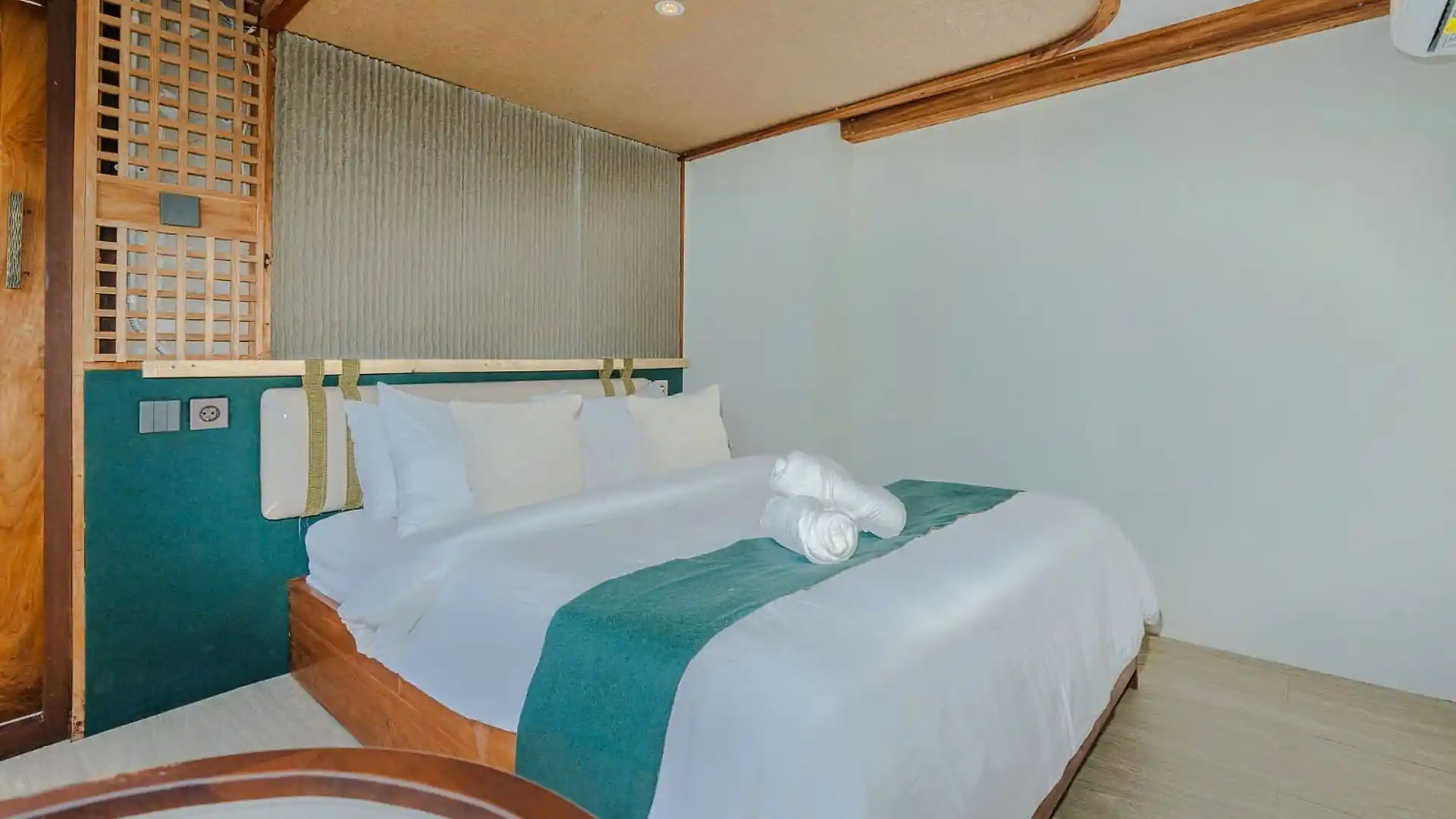 Deluxe Cabin 90° Sea View - Image 1