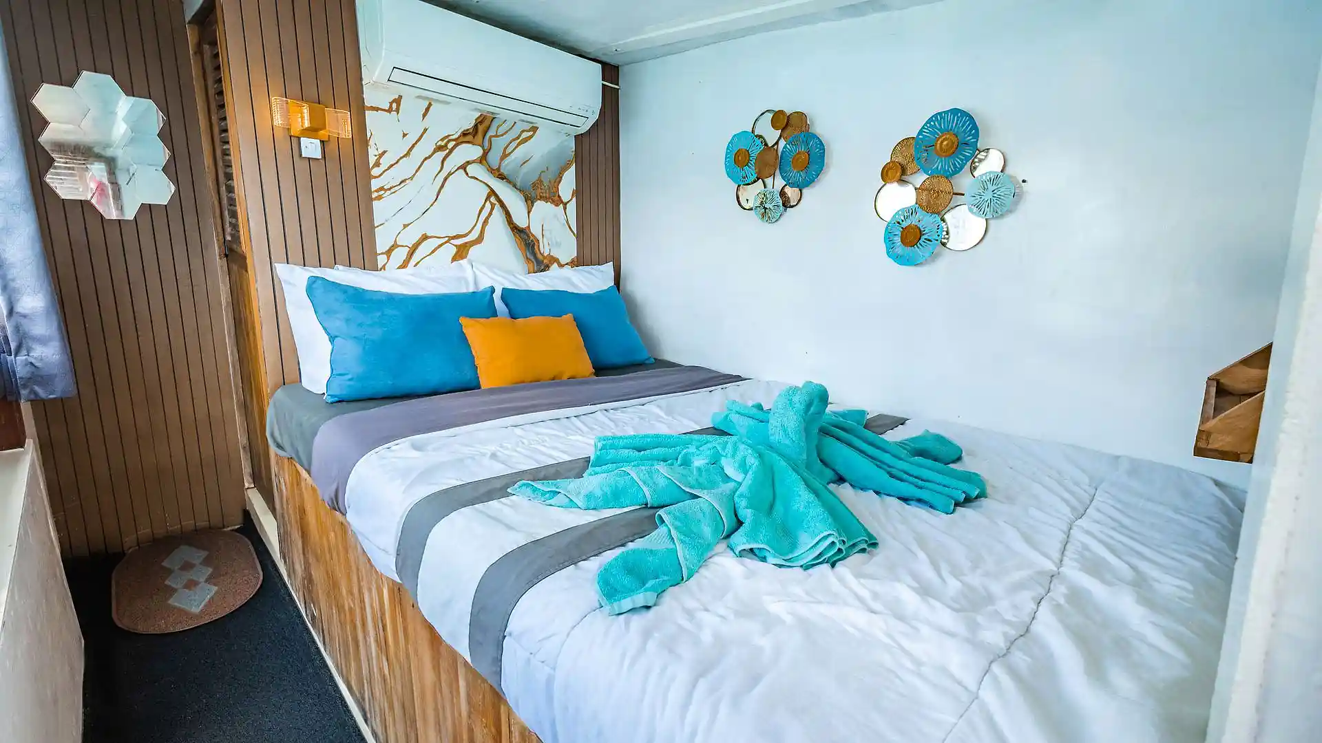 Private Cabin - Image 1