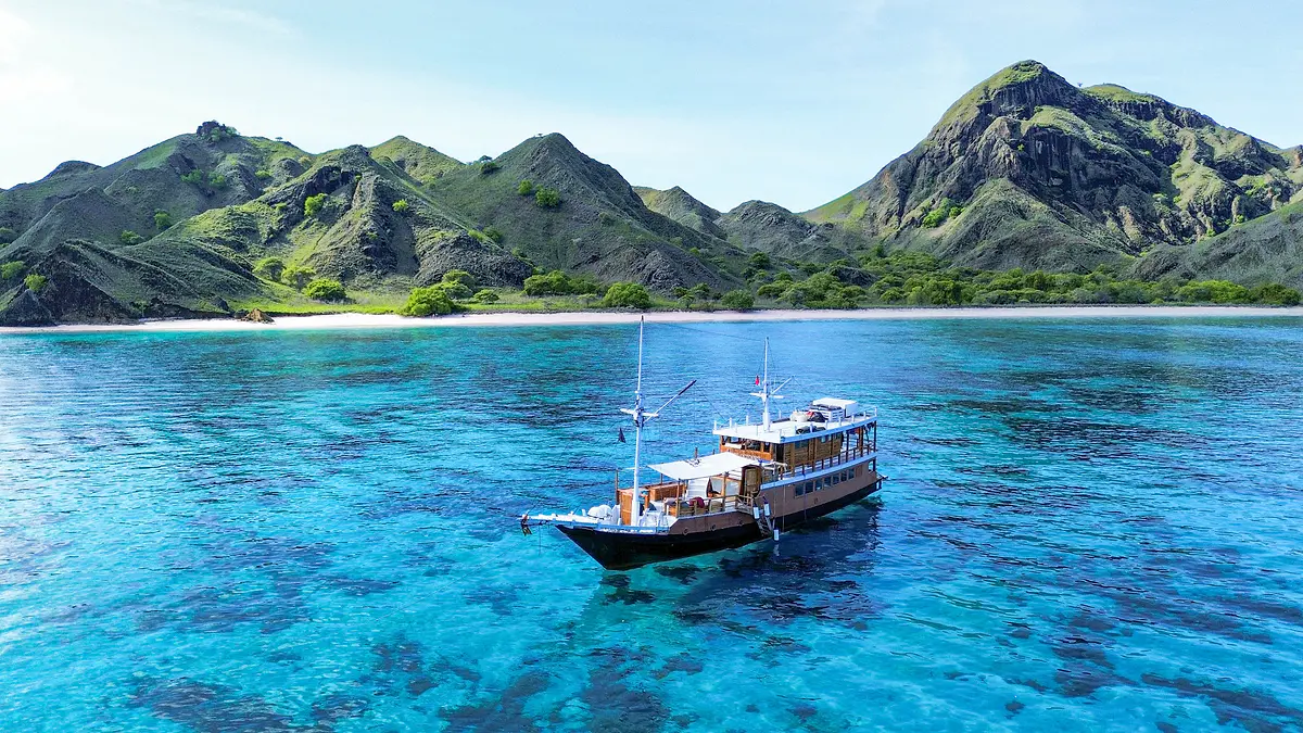 Octopus Phinisi — Gallery View 2, Komodo