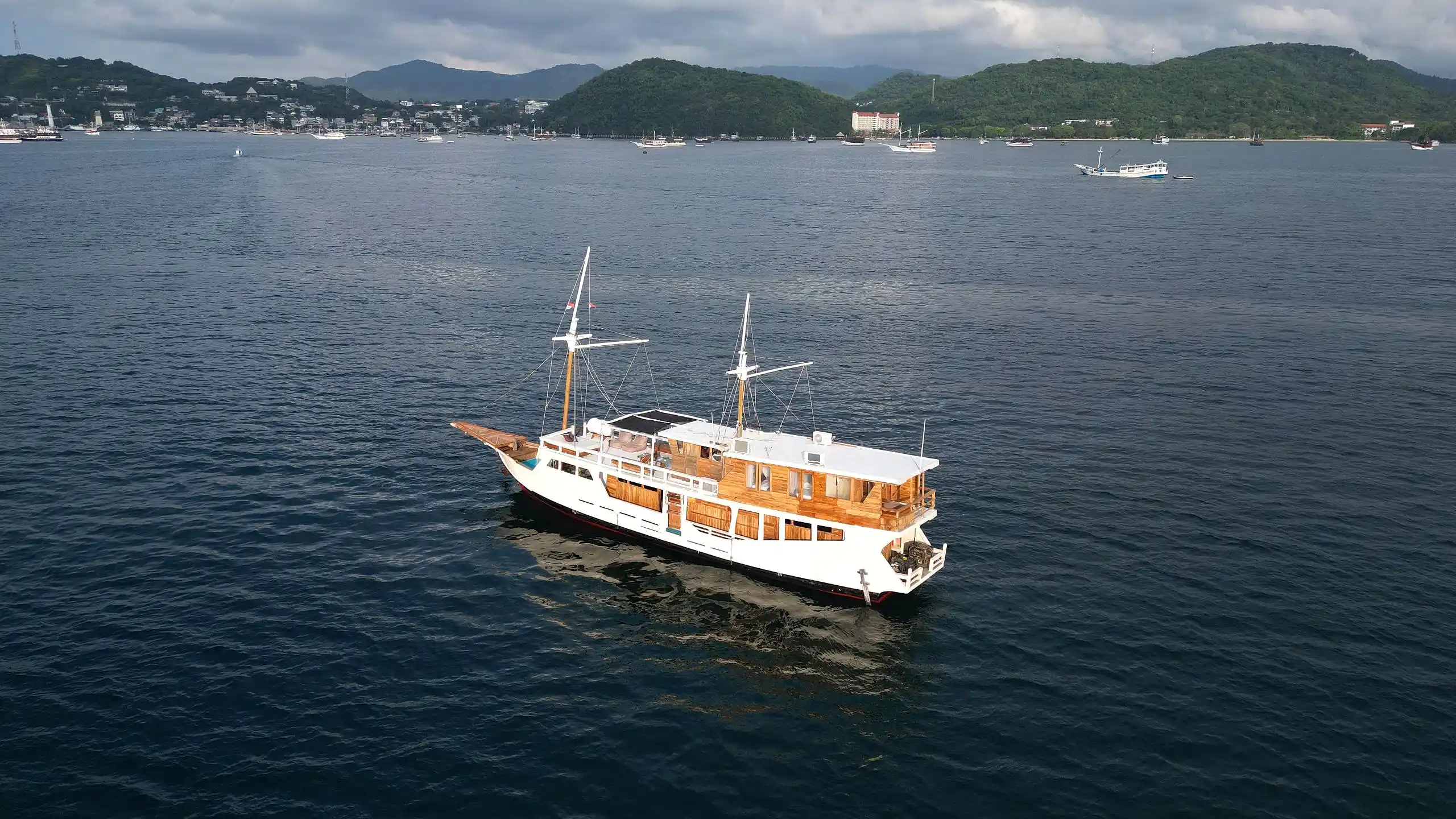 Velora — Phinisi Charter Hero, Komodo