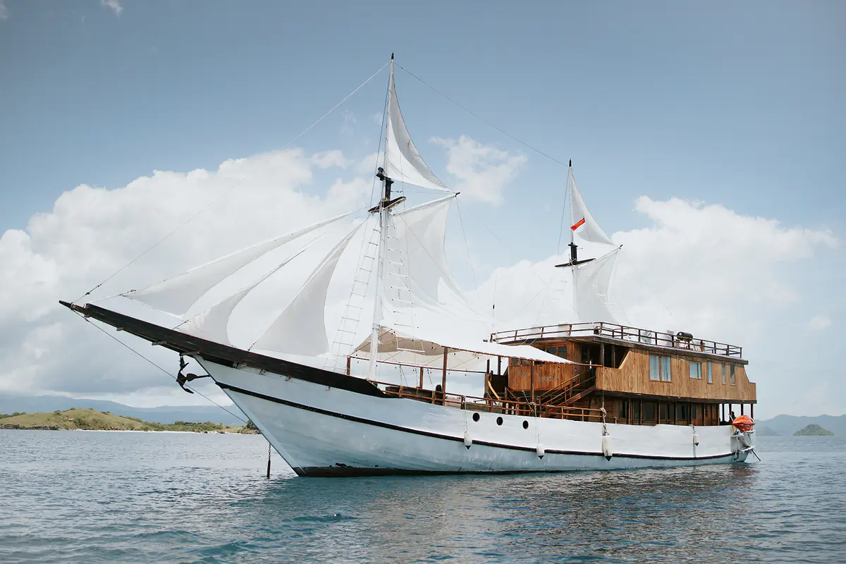 Zada Nara Phinisi — Gallery View 2, Komodo