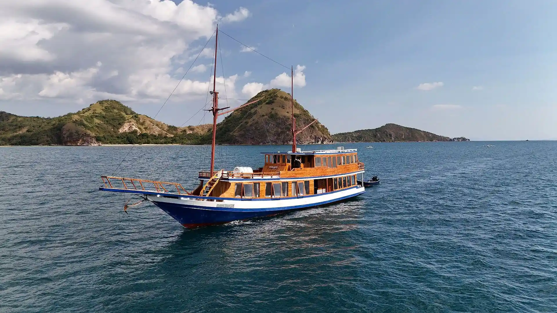 Zahra Raya - Luxury Phinisi Komodo Charter 2026