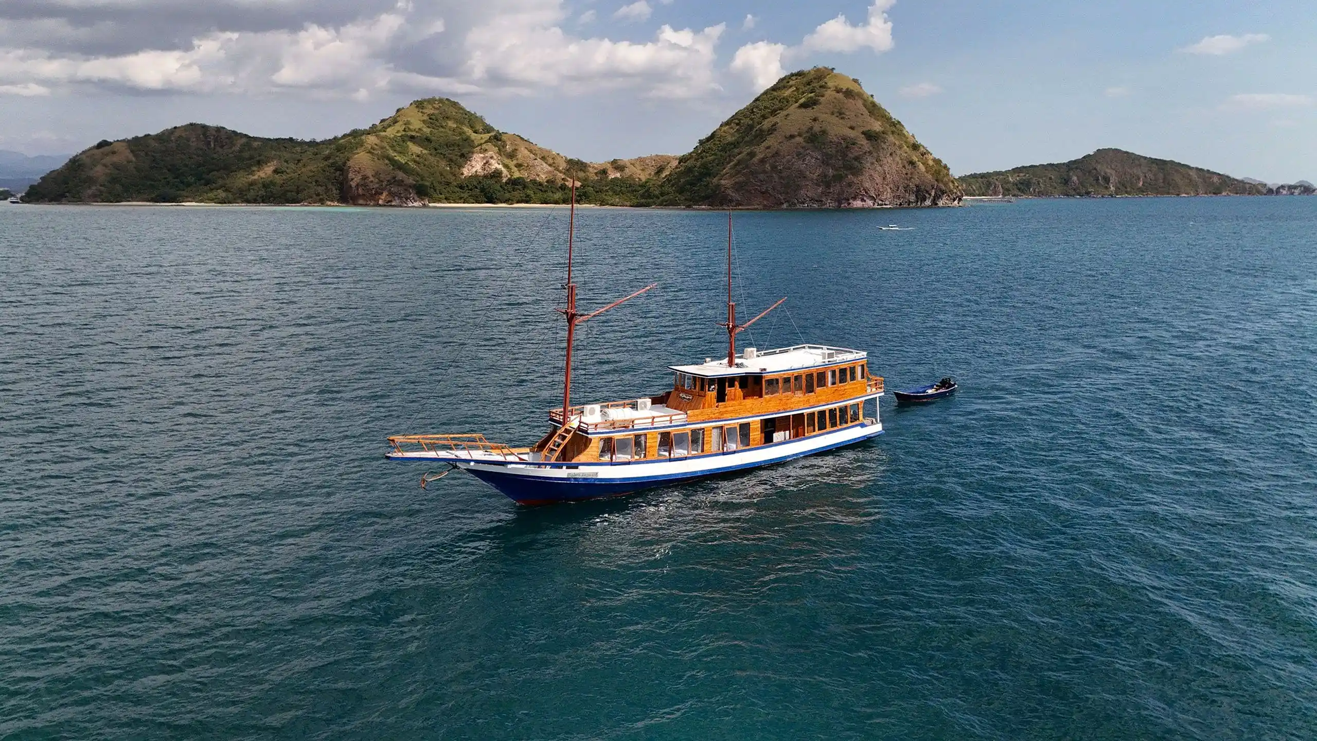 Zahra Raya - Luxury Phinisi Komodo Charter 2026